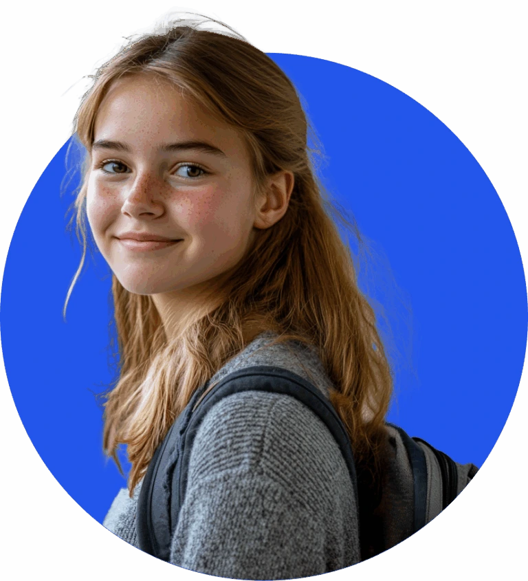 Jong meisje met een rugzak, glimlachend en met een grijze trui, tegen een blauwe achtergrond.